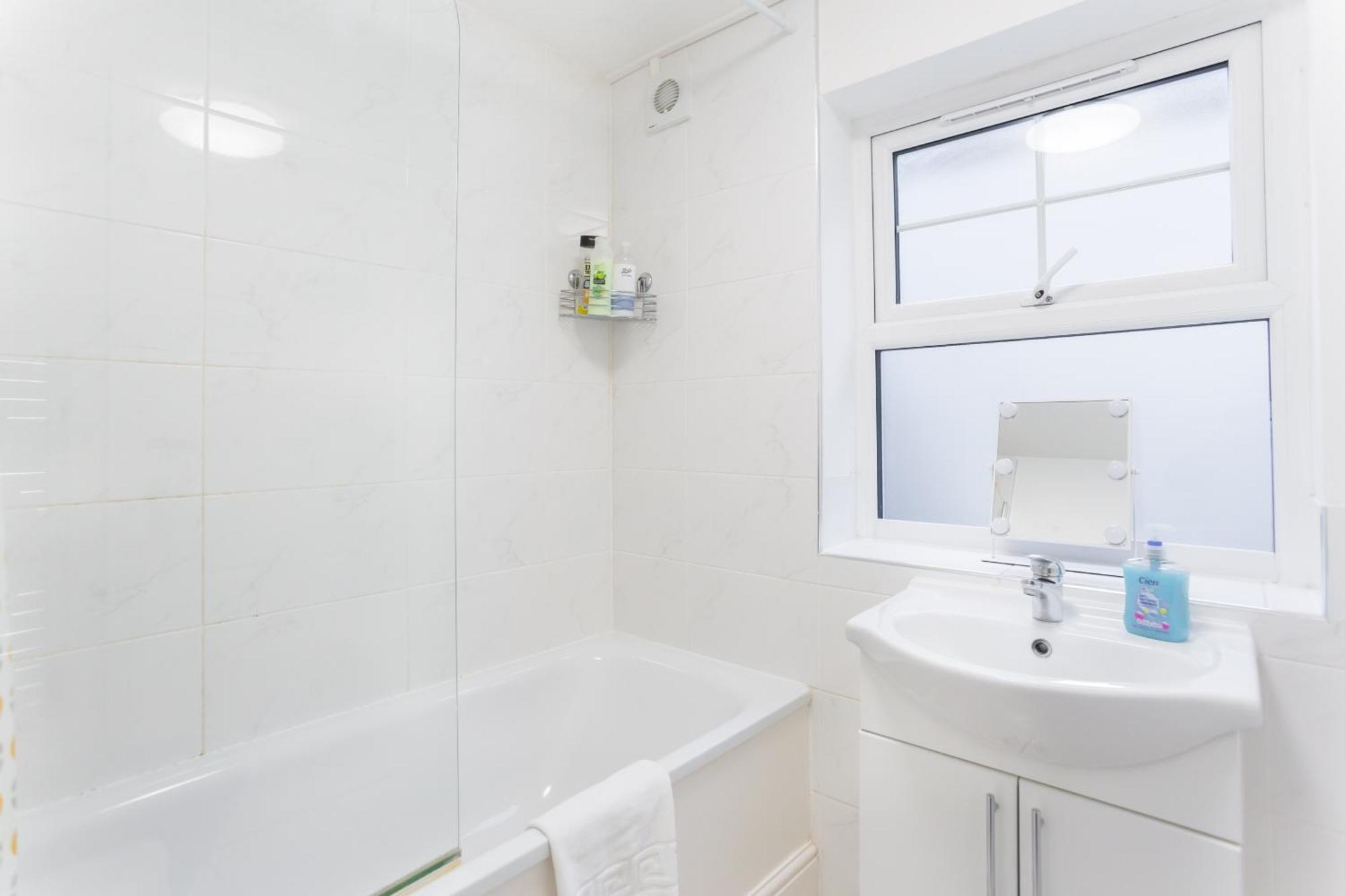 Wood Green Budget Rooms - Next To Mall & Metro Station - 10 Min To City Center London Ngoại thất bức ảnh